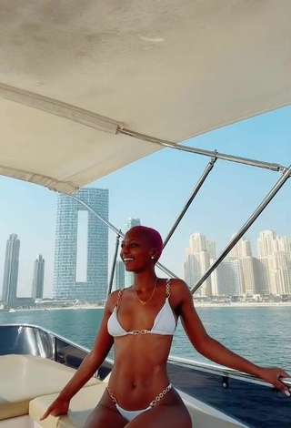 Bonita Vivian Gold Kaitetsi enseña escote con Bikini Blanco en un barco y Tetas Saltarinas