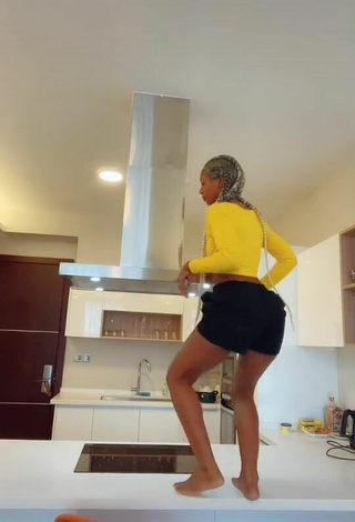 Sexy Vivian Gold Kaitetsi Enseña el culo mientras hace twerking