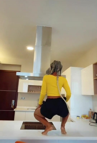 2. Sexy Vivian Gold Kaitetsi Enseña El Culo Mientras Hace Twerking