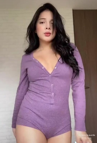 6. Sexy Carolina Bell Enseña Escote Con Mono Morado Y Tetas Saltarinas