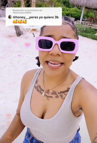 Caliente Honey Perez enseña escote con Top Corto Gris en la playa