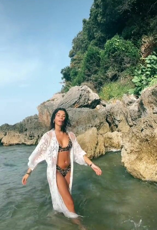 Hermosa Jasmin Zangarelli con Bikini Leopardo en el mar