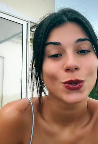 Sexy Jasmin Zangarelli enseña escote con Sujetador sin sostén