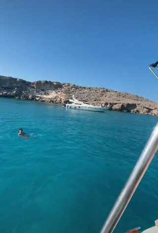 4. Caliente Rina Con Bikini Azul En Un Barco