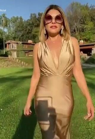 Sexy Tati Cantoral con Vestido Dorado