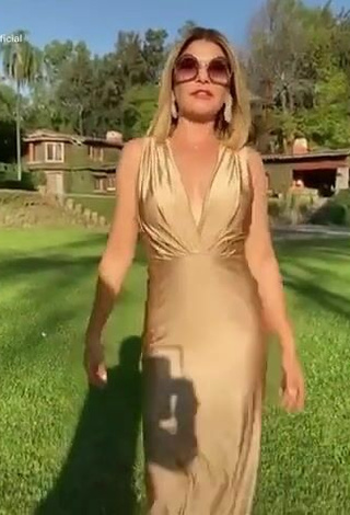 2. Sexy Tati Cantoral Con Vestido Dorado