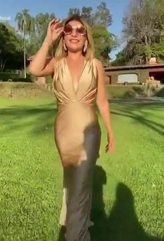 4. Sexy Tati Cantoral Con Vestido Dorado