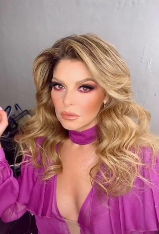 Sexy Tati Cantoral Enseña Escote