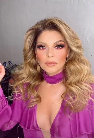 2. Sexy Tati Cantoral Enseña Escote