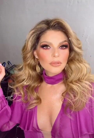 3. Sexy Tati Cantoral Enseña Escote