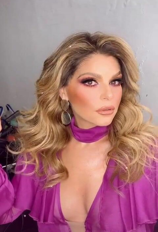 4. Sexy Tati Cantoral Enseña Escote