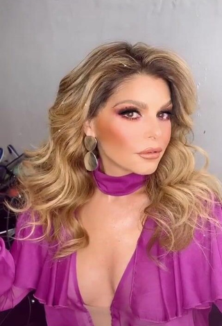 5. Sexy Tati Cantoral Enseña Escote