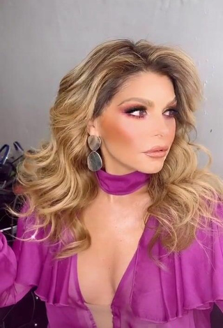 6. Sexy Tati Cantoral Enseña Escote