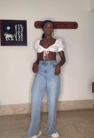 Hermosa Oluwanifewa Agunbiade con Top Corto Blanco