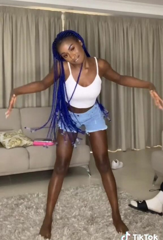 6. Sexy Oluwanifewa Agunbiade Con Top Corto Blanco