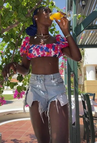 Guapísima Oluwanifewa Agunbiade con Atractivos Top Corto Floral