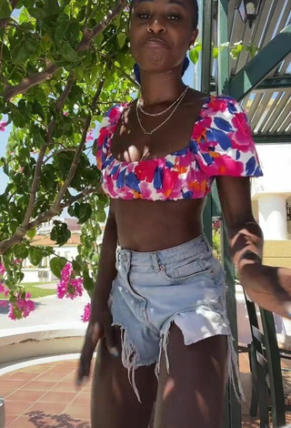 2. Guapísima Oluwanifewa Agunbiade Con Atractivos Top Corto Floral