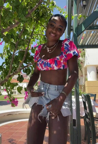 3. Guapísima Oluwanifewa Agunbiade Con Atractivos Top Corto Floral