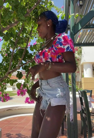 4. Guapísima Oluwanifewa Agunbiade Con Atractivos Top Corto Floral