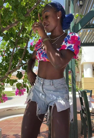 6. Guapísima Oluwanifewa Agunbiade Con Atractivos Top Corto Floral