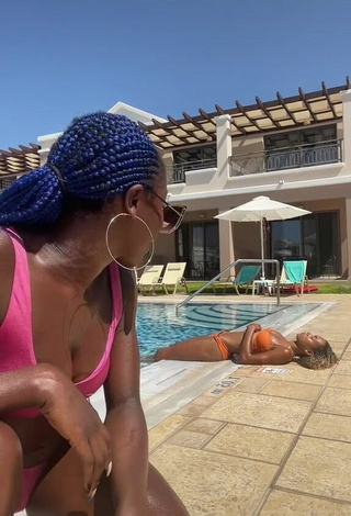 Caliente Oluwanifewa Agunbiade con Bikini en la piscina