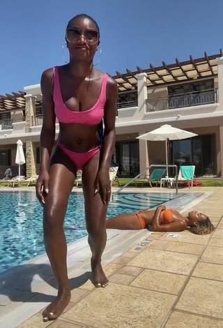 2. Caliente Oluwanifewa Agunbiade Con Bikini En La Piscina