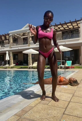 3. Caliente Oluwanifewa Agunbiade Con Bikini En La Piscina