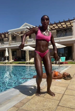 5. Caliente Oluwanifewa Agunbiade Con Bikini En La Piscina