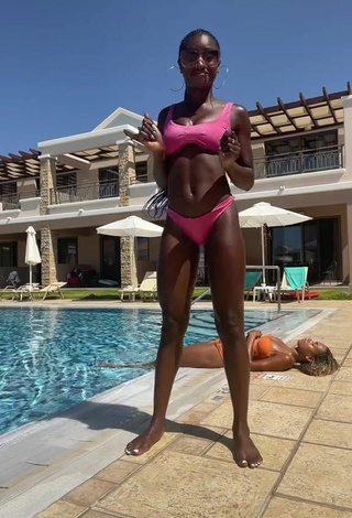 6. Caliente Oluwanifewa Agunbiade Con Bikini En La Piscina