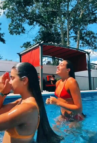 Bonita Alisa Kotlyarenko enseña escote con Bikini en la piscina