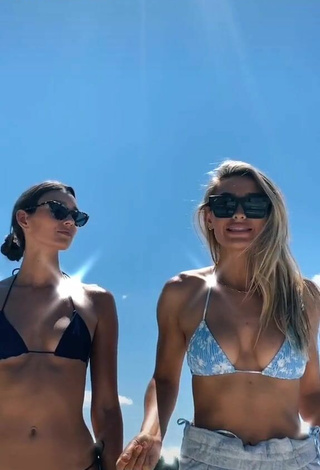 Guapísima Jacqueline Fransway enseña escote con Atractivos Sujetador de Bikini y Pechos Saltarinas