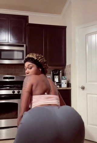 Sexy Jania Bania Enseña el culo mientras hace twerking