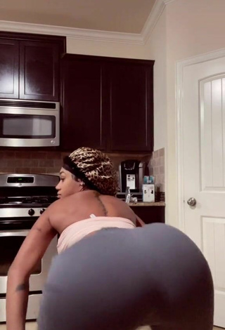 5. Sexy Jania Bania Enseña El Culo Mientras Hace Twerking