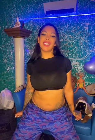 3. Sexy Jessica Eli Maciel Con Top Corto Negro Y Tetas Saltarinas