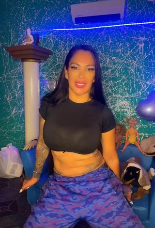 4. Sexy Jessica Eli Maciel Con Top Corto Negro Y Tetas Saltarinas