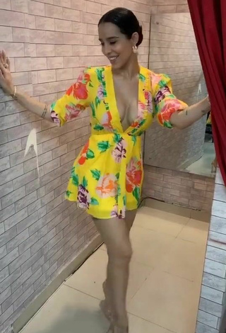 Sensual Jessi Pereira enseña escote con Fascinantes Vestido Floral