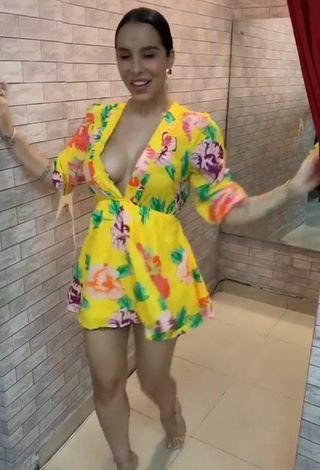 2. Sensual Jessi Pereira Enseña Escote Con Fascinantes Vestido Floral