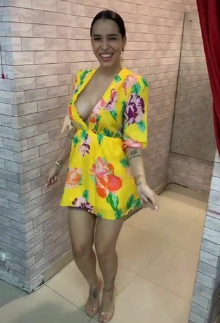 5. Sensual Jessi Pereira Enseña Escote Con Fascinantes Vestido Floral