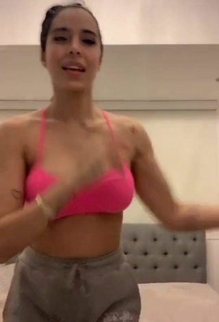 Sexy Jessi Pereira enseña escote con Sujetador Deportivo Rosa y Pechos Saltarinas