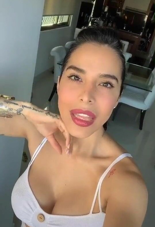 Más caliente Jessi Pereira enseña escote con Top Corto Blanco