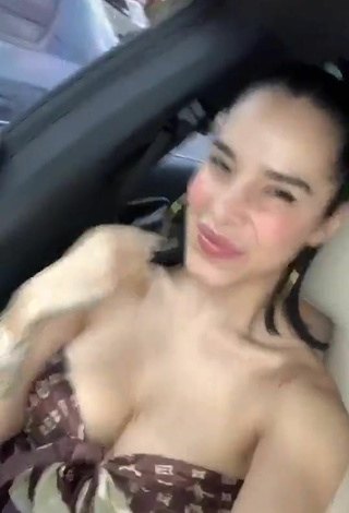 5. Dulce Jessi Pereira Enseña Escote Con Top Corto En Un Coche