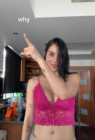 Caliente Jessi Pereira enseña escote con Top Corto Rosa