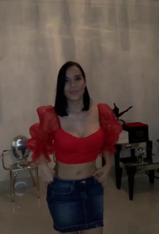 2. Sexy Jessi Pereira Enseña Escote Con Top Corto Rojo