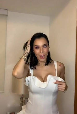 Impresionante Jessi Pereira enseña escote con Vestido Blanco