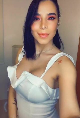 Hermosa Jessi Pereira enseña escote con Vestido Blanco