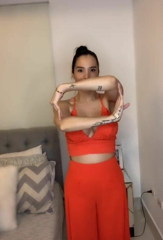 Magnífica Jessi Pereira enseña escote con Tentadores Top Corto Naranja