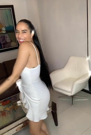 Increíble Jessi Pereira enseña escote con Vestido Blanco