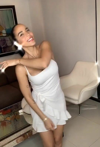 2. Increíble Jessi Pereira Enseña Escote Con Vestido Blanco