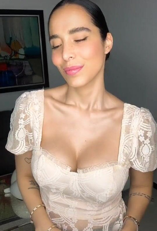 Más caliente Jessi Pereira enseña escote con Top Beige