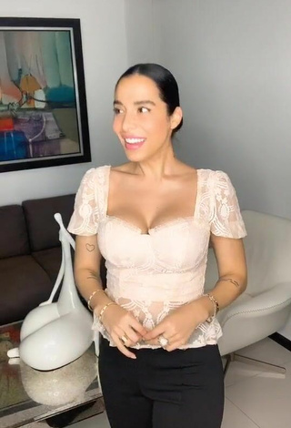 3. Más Caliente Jessi Pereira Enseña Escote Con Top Beige